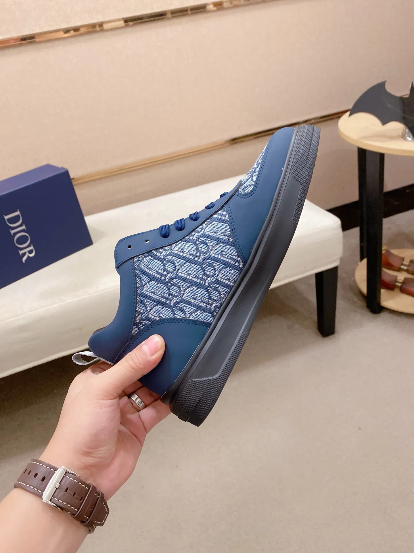 Men's shoes💰 440💰🇮🇹🇮🇹Dior d The new high-tops are on sale at the same time at the counter. The uppers are 🇮🇹 Italian imported first-layer cowhide, and the fully imported sheepskin lining is 💪💪. It is a complete 1⃣️ to 1⃣️ replica 🇮🇹💪💪. ⚠Sole: The original sole is specially provided by the original factory. The exclusive movable molded sole is super comfortable. ⚠Original factory follow-up goods, 🔍🔍high quality, you can enter and exit the counter at will, welcome to compare⚠. Code number:38-44